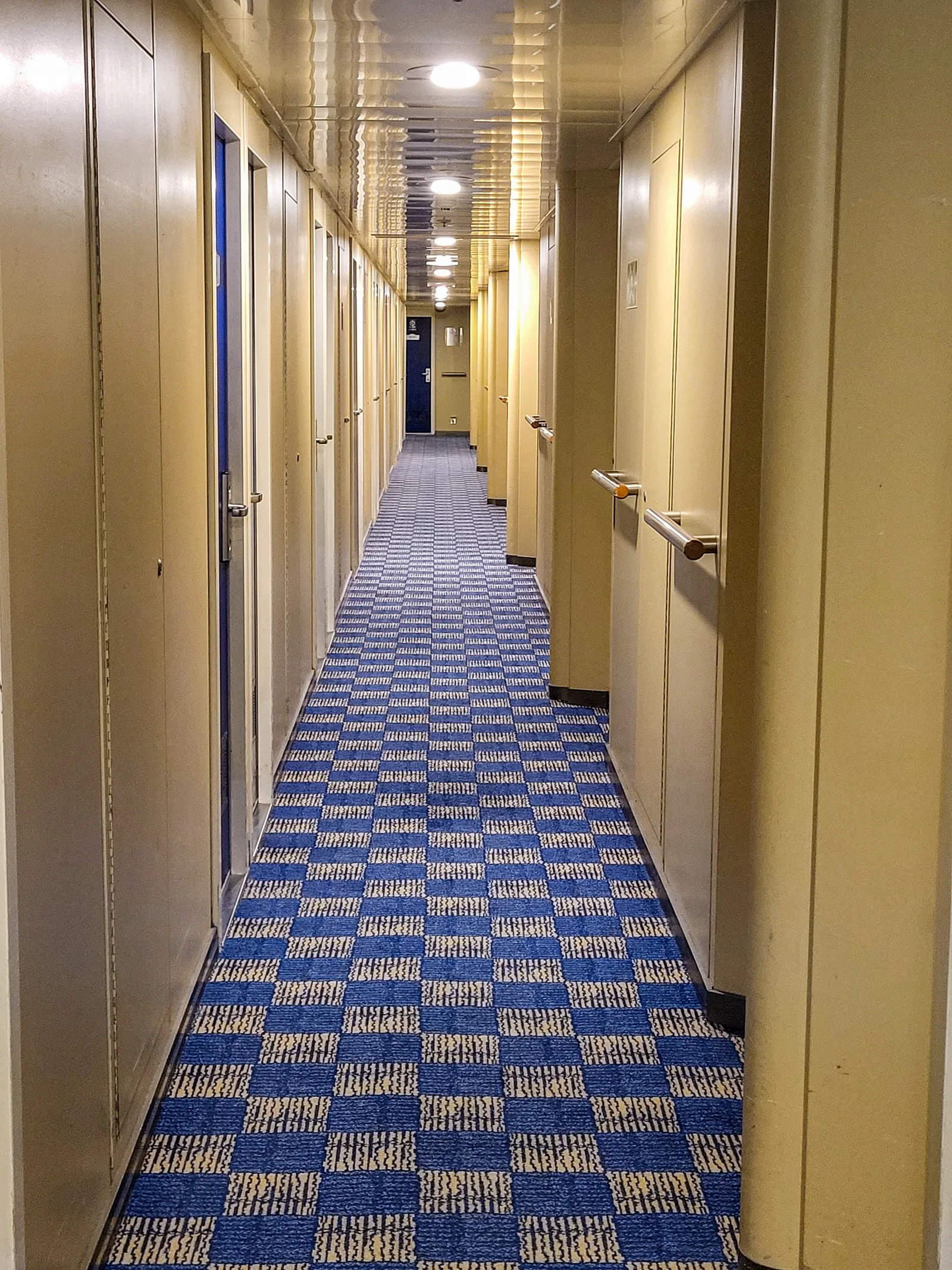 The corridor to the cabins